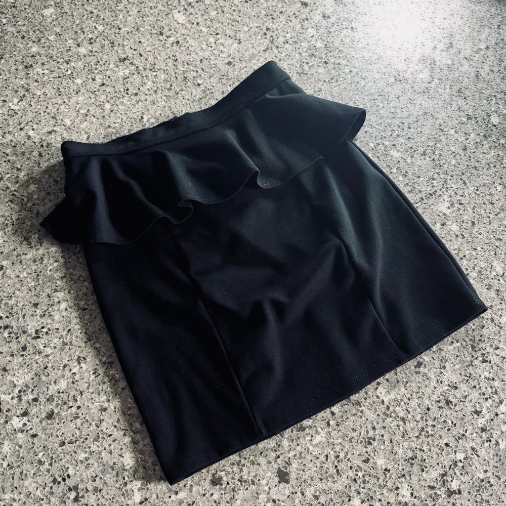 American Eagle Black Peplum/Ruffle Mini Skirt - Size 2 ⭐🖤